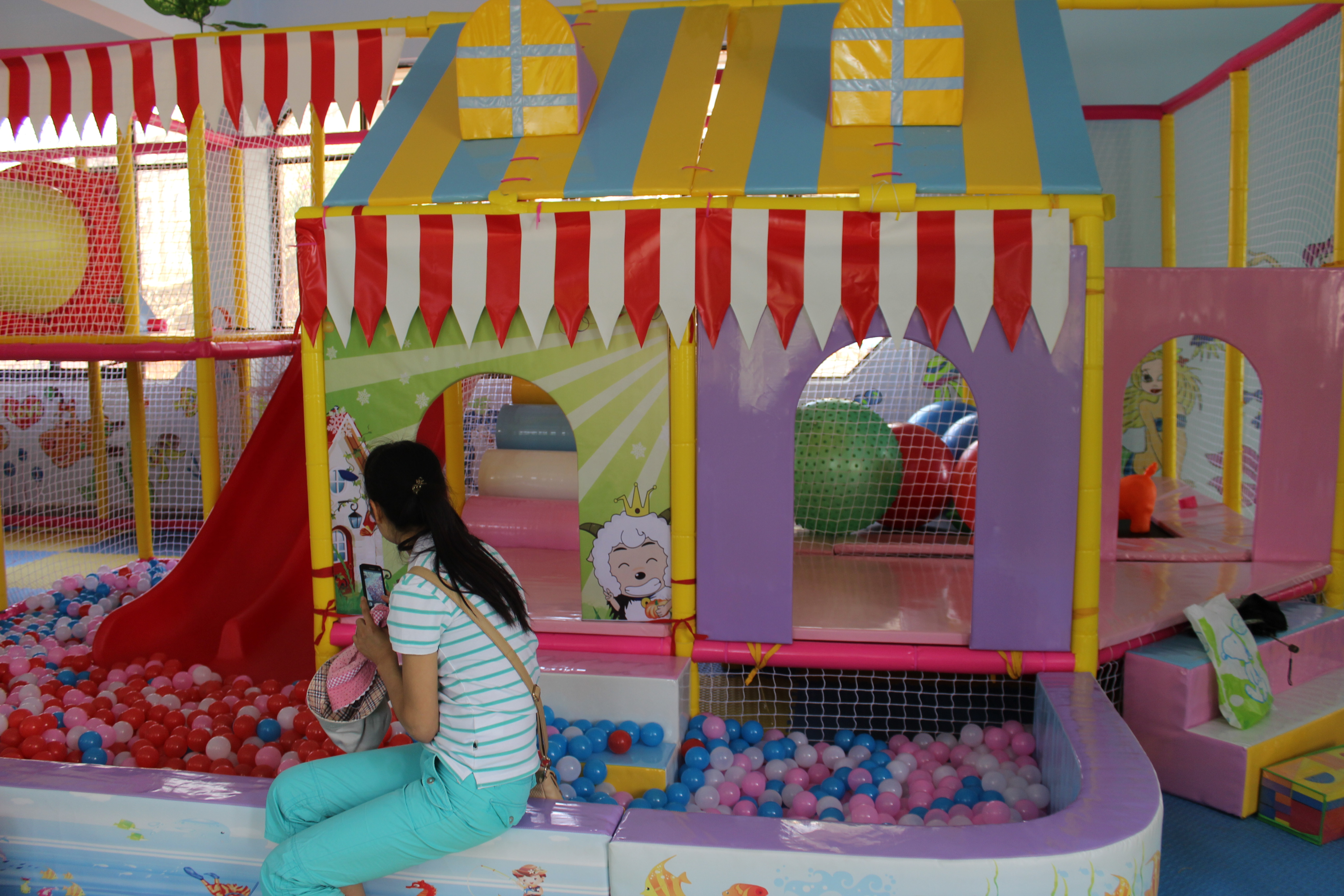 云南昆明市海口镇兴园内淘气堡照片