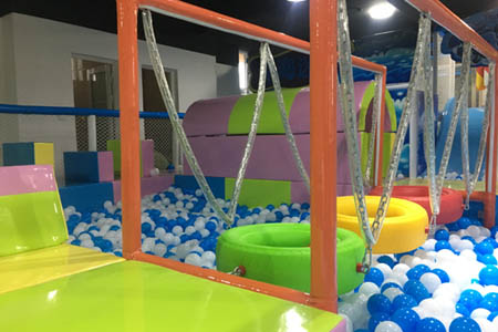 淘气堡加球池闯关